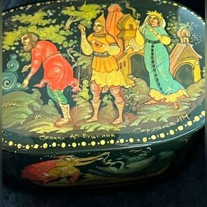 Vintage Russian Lacquer Oval Box. Hand painted and Signed.